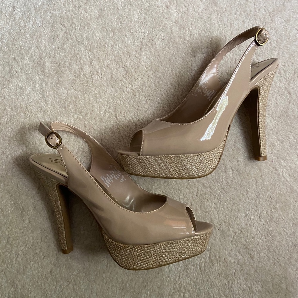 BRAND NEW - SOFIA VERGARA - Nude Heels